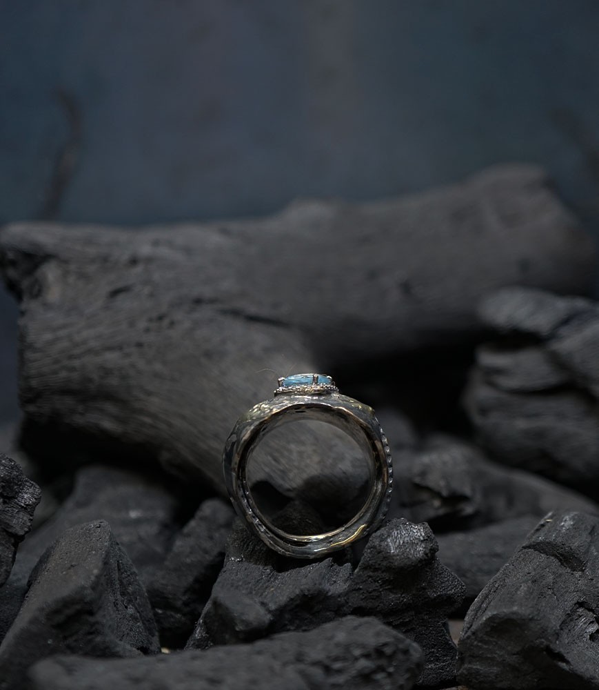 Bague de créateur en argent, or, diamants et topaze.